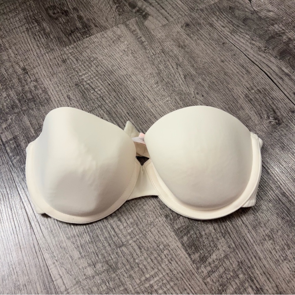 Victoria’s Secret strapless bra